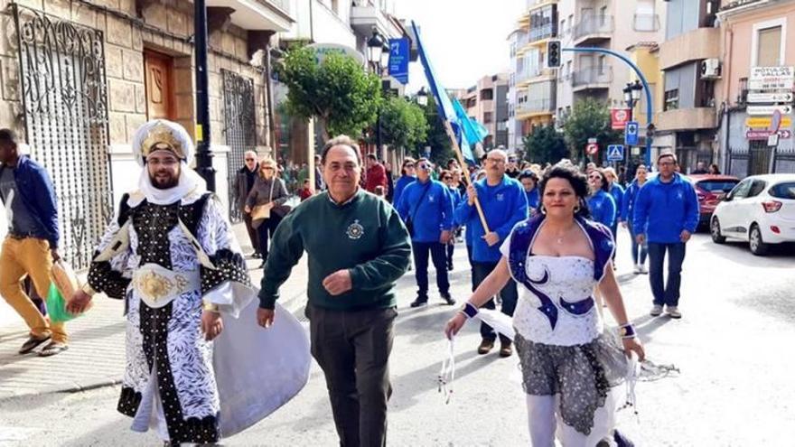 Los distintos grupos festeros de los Moros y Cristianos de Archena participaron en el pasacalles durante el mediodía de ayer .