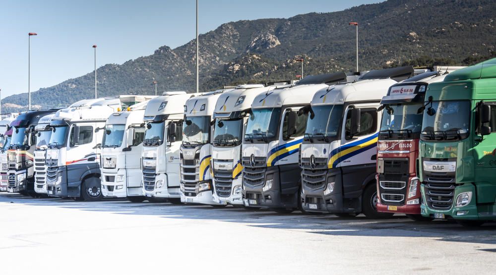 La Jonquera, sense activitat, només amb camions