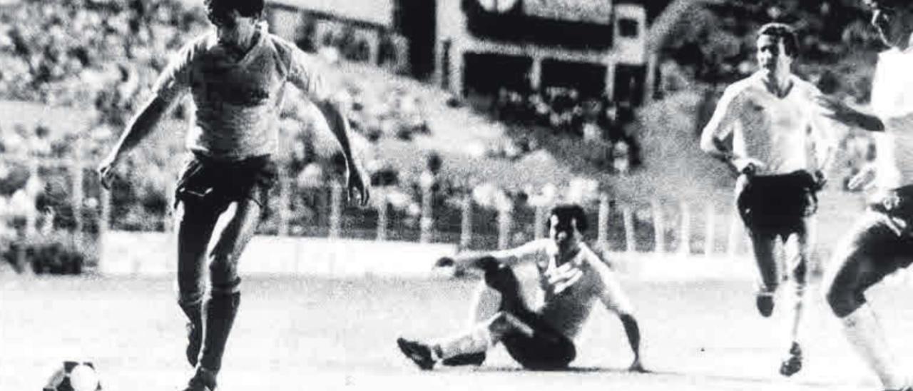 Narciso, a la izquieda de la imagen, en el derbi frente al Tenerife de Copa en la temporada 1985 disputado en el Estadio Insular, donde marcó un gol.