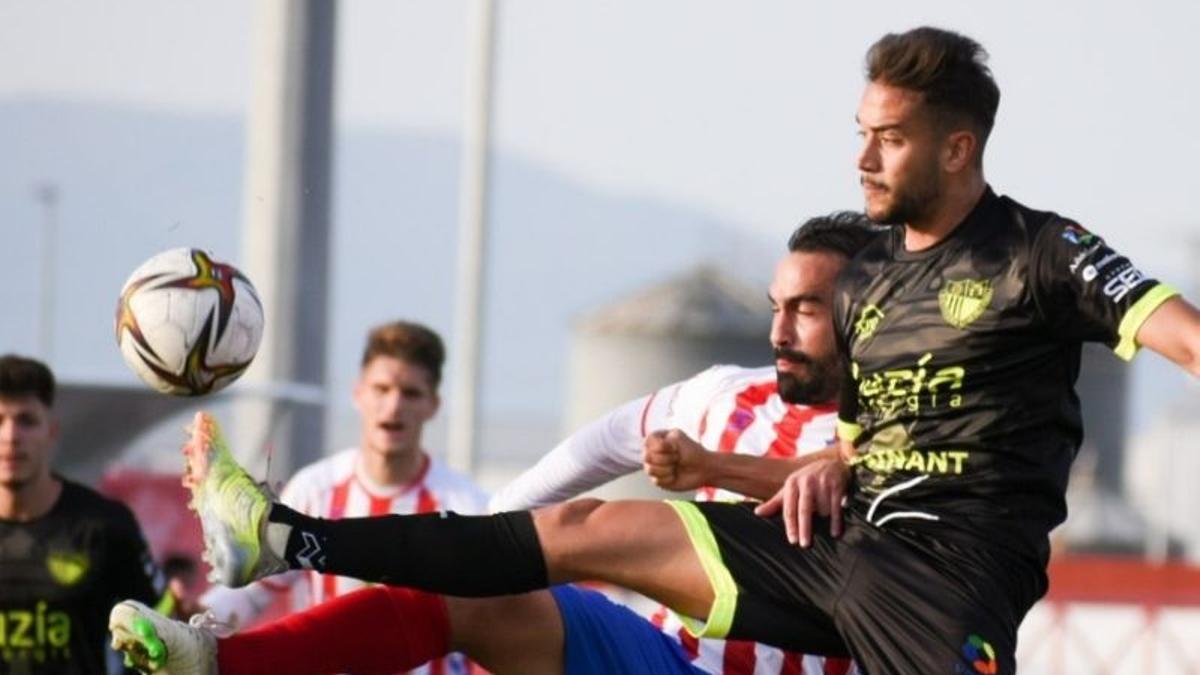 Gonzalo, del Don Benito, disputa un balón ante Luismi, jugador del Antequera.