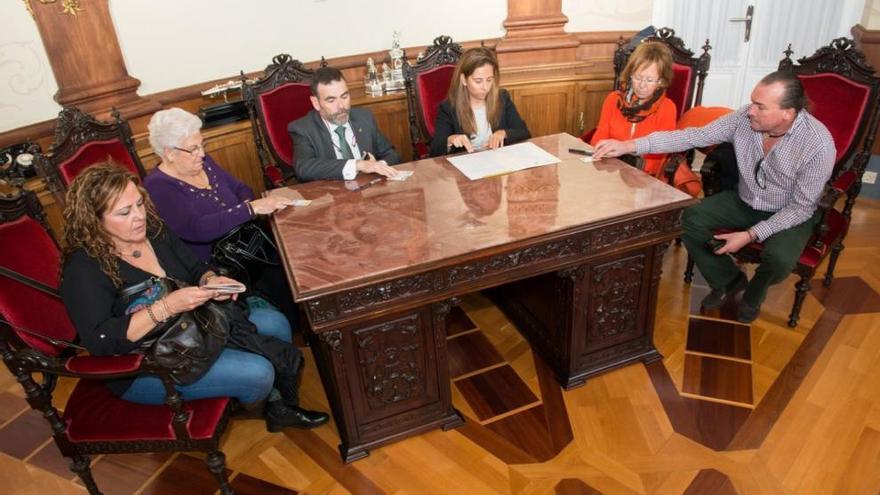 Firma del acuerdo de compraventa en el Palacio Consistorial.