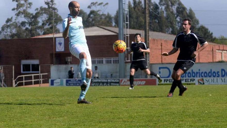 El Villalonga puede certificar el ascenso este domingo en San Pedro. // Noé Parga