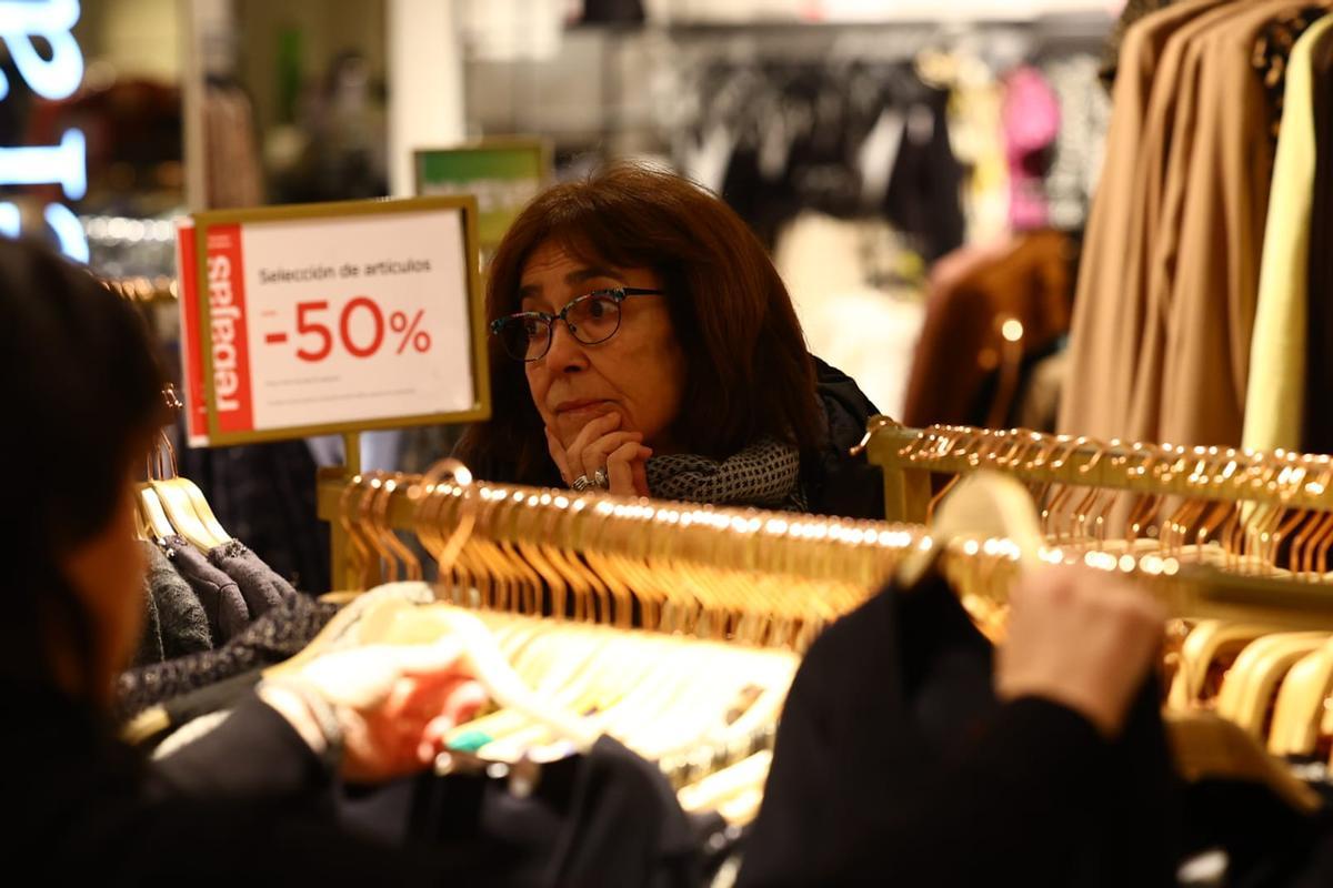 En imágenes | Comienzan las rebajas de invierno en Zaragoza