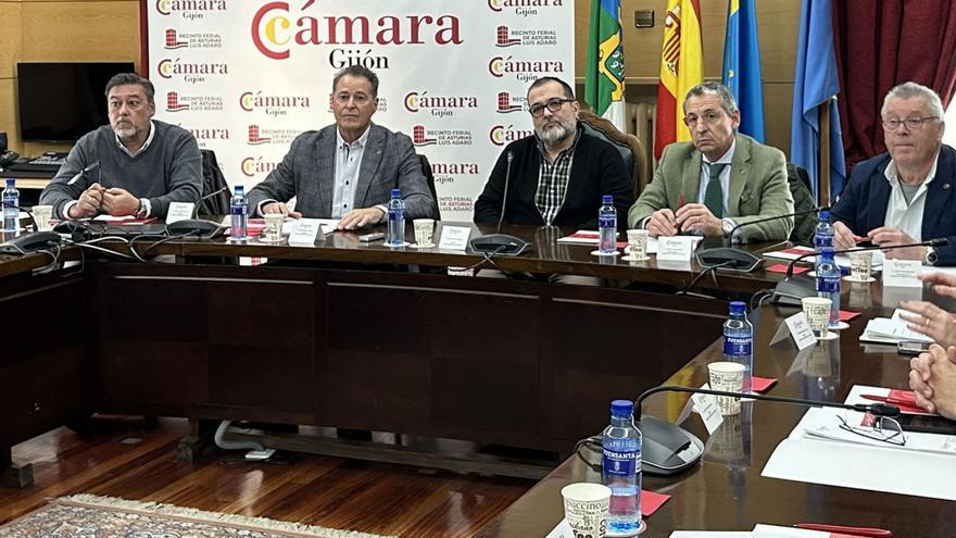 Miembros del Comité de la Cámara de Gijón, con el alcalde de Langreo en el centro y Félix Baragaño a su lado.