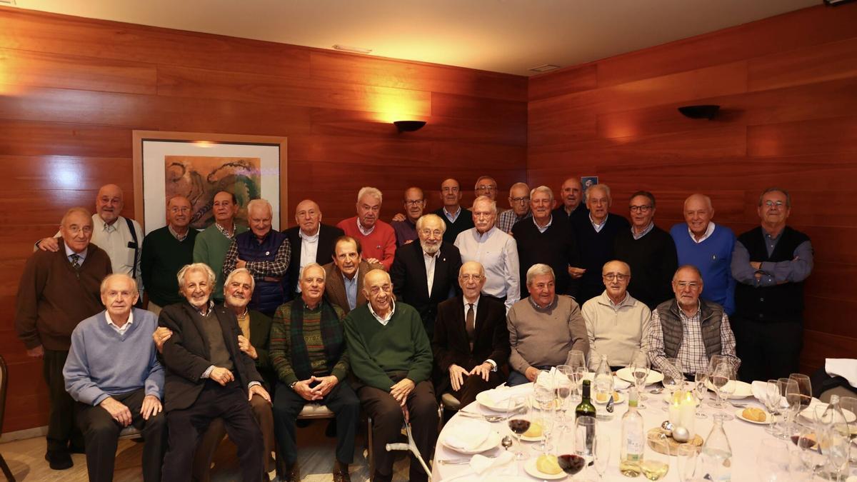 Los antiguos alumnos antes de la comida.