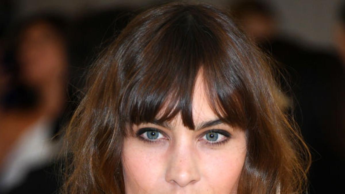 Alexa Chung escucha a sus fans y revela al fin cómo se hace sus ondas messy