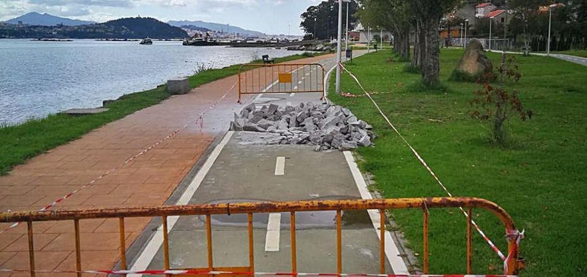 El Concello repara los tramos del carril bici moañés dañados por raíces de árboles
