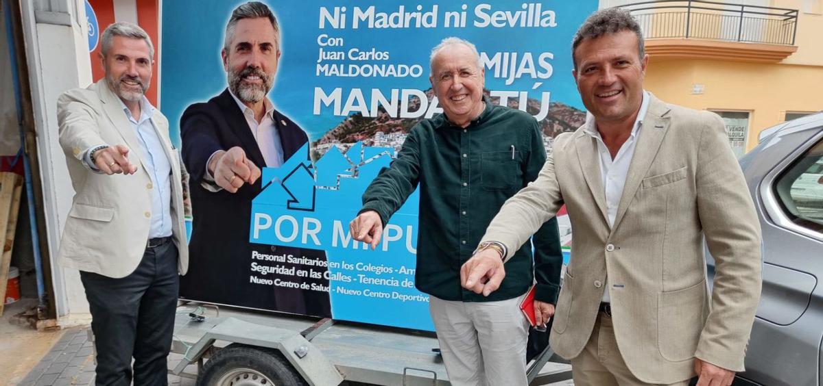 Juan Carlos Maldonado, a la izquierda, durante su reciente campaña como candidato a la alcaldía de Mijas de Por Mi Pueblo, la formación municipalista en la que coincidió con el exalcalde socialista de Vélez-Málaga, Antonio Souviron.