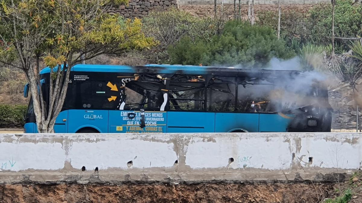 Guagua incendiada en Arucas.