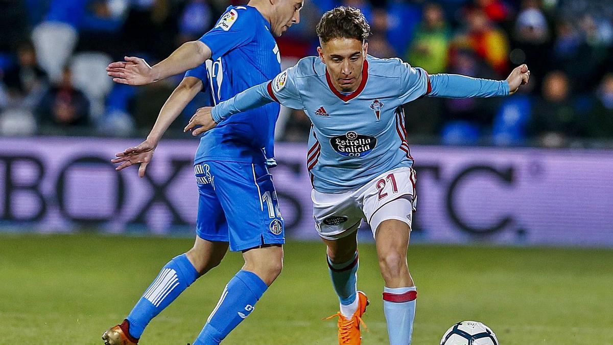 Emre Mor conduce el balón ante la oposición de un rival durante un partido del Celta en Getafe. // LOF