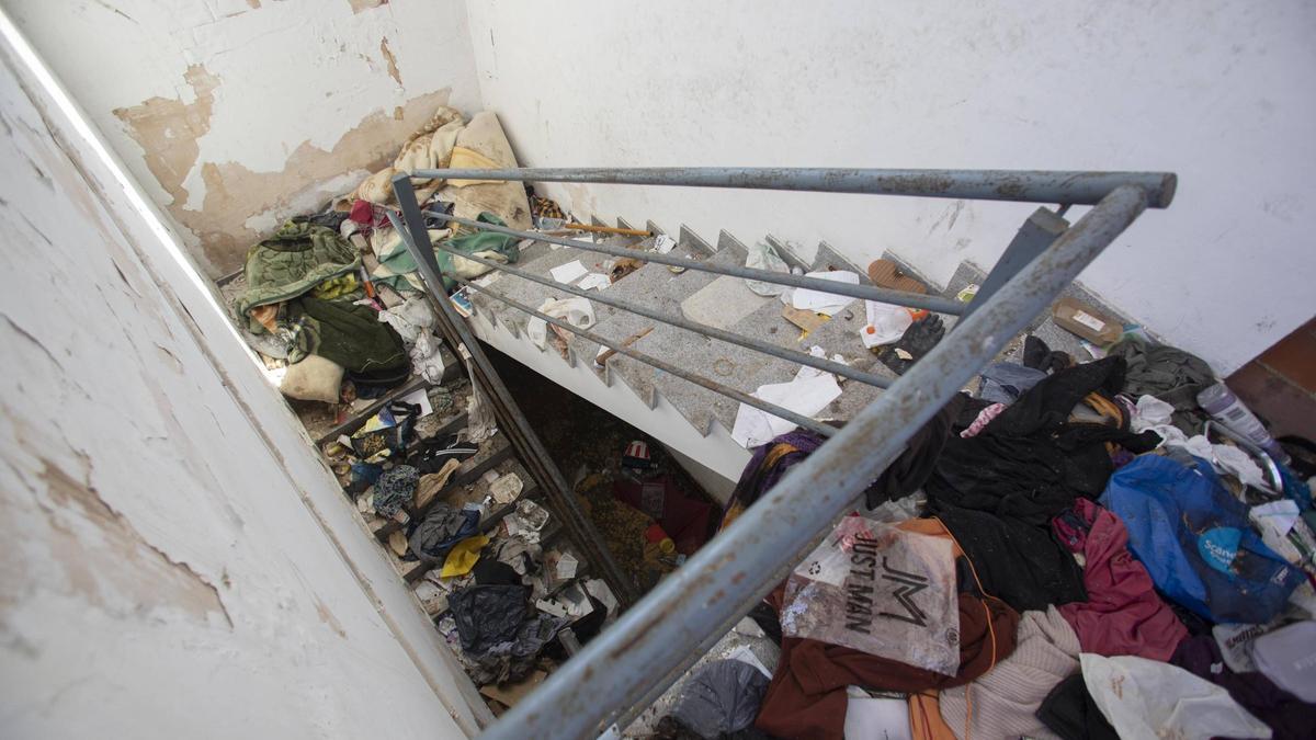 El deterioro y el vandalismo se adueñan el aparcamiento de Tulell