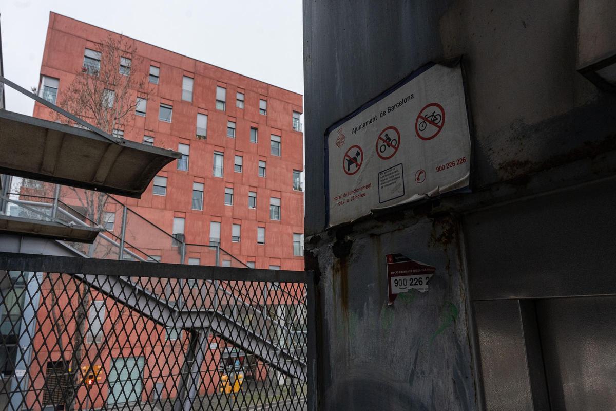 Un cartel del Ayuntamiento de Barcelona colgado en uno de los ascensores fuera de servicio en Nou Barris, en Barcelona.