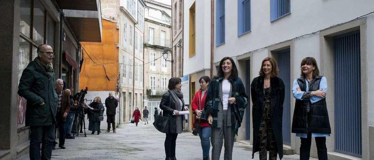 La conselleira Ángeles Vázquez visitó ayer uno de los edificios rehabilitados en la calle Vilar del casco histórico. // Brais Lorenzo