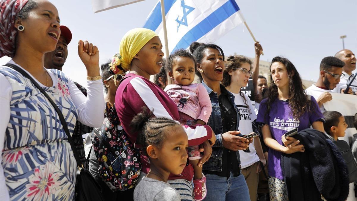 Inmigrantes africanos en Israel y ciudadanos israelíes protestan este martes en Jerusalén contra las políticas migratorias del Gobierno de Netanyahu.