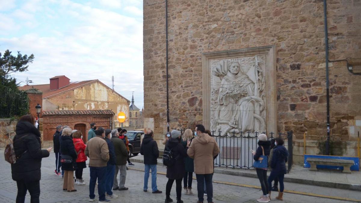 Durante la visita guiada, los benaventanos conocen curiosidades sobre Francisco de Motolinía. | E. P.