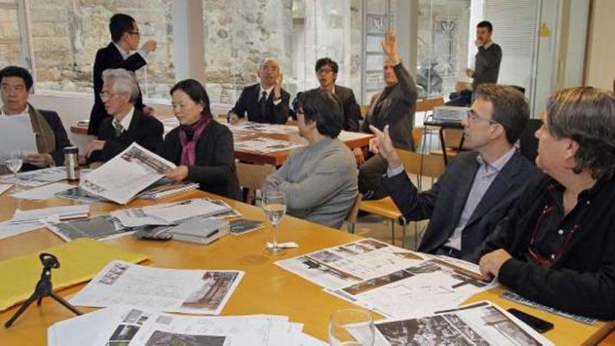 Los jurados nacional e internacional se reunieron ayer en la sede viguesa del COAG.  // J. Santomé