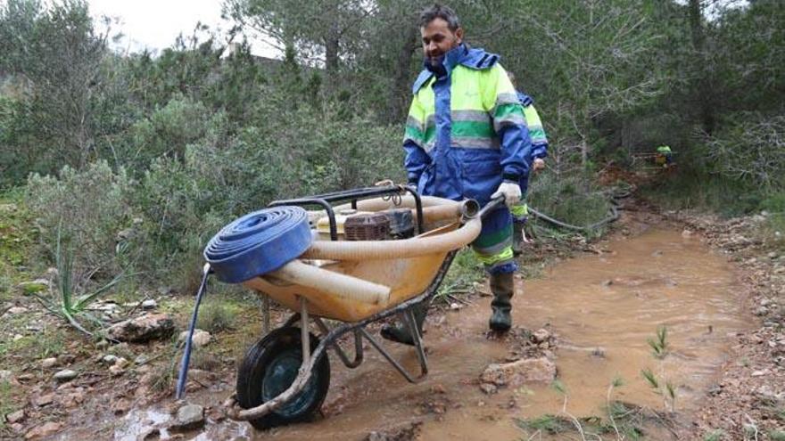 Los operarios arreglan la rotura de la  tubería en el torrente de ses Eres.