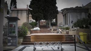 Un ataúd, en el cementerio de Sant Gervasi, el pasado 31 de marzo.