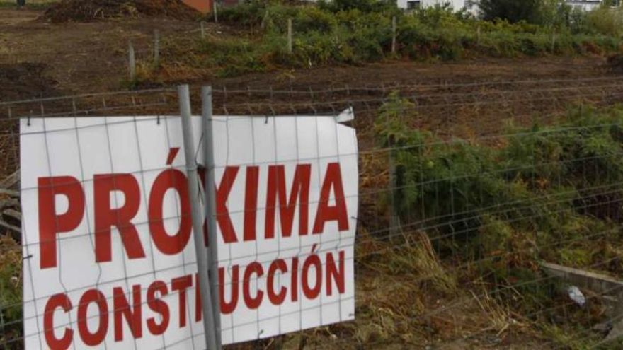 Parcela donde se pretende ubicar Mercadona, entre la rotonda del Gordo y la de A Rúa. // C.G.