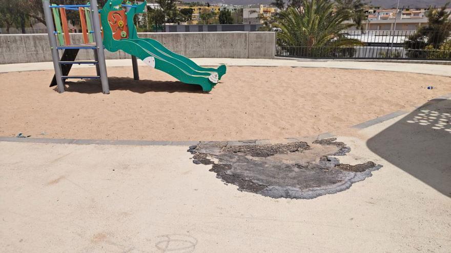 Una de las zonas deterioradas en un parque infantil de Arona.