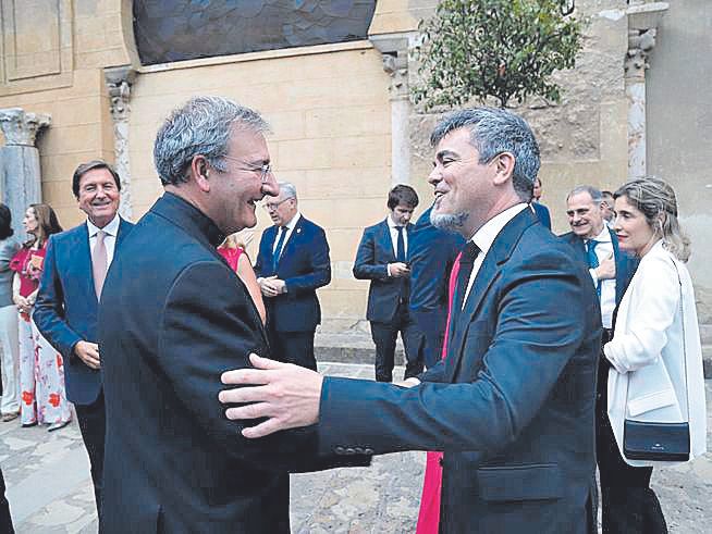 6.	Joaquín Alberto Nieva, presidente del Cabildo, saluda a Rafael Romero, director de CÓRDOBA.