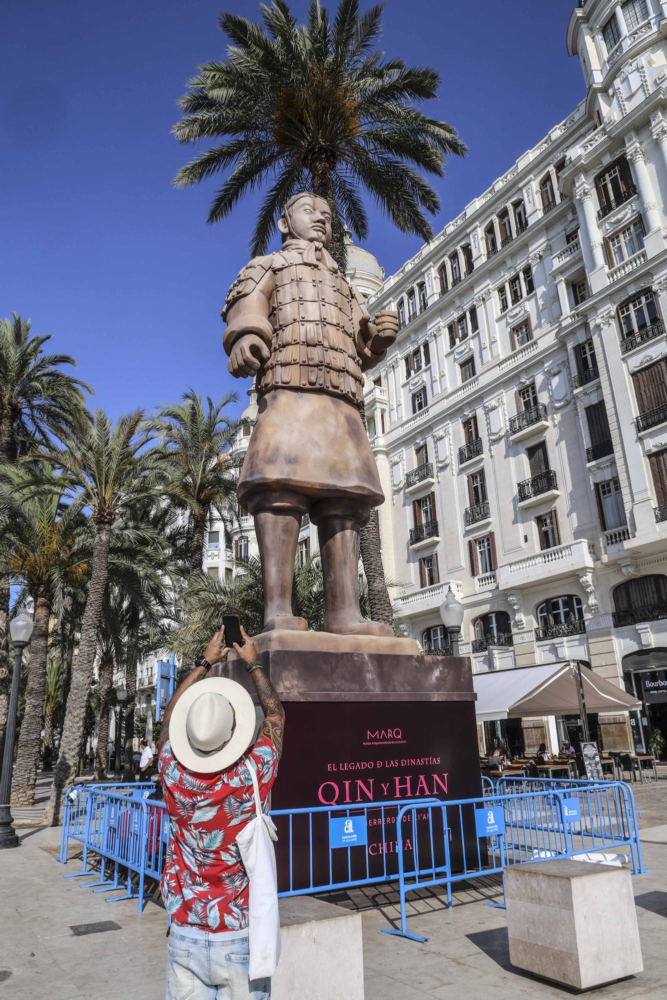 Un guerrero de Xian gigante custodia la Explanada de Alicante