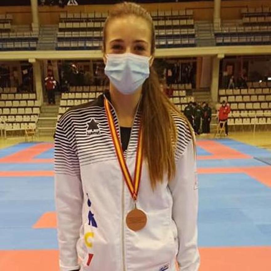 Marina, con una de sus últimas medallas con el club Kenkyo.