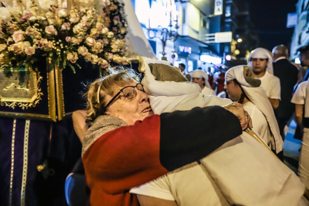 La imagen de María Santísima de la Victoria procesiona por primera vez en Torrevieja portada por 21 costaleros y costaleras