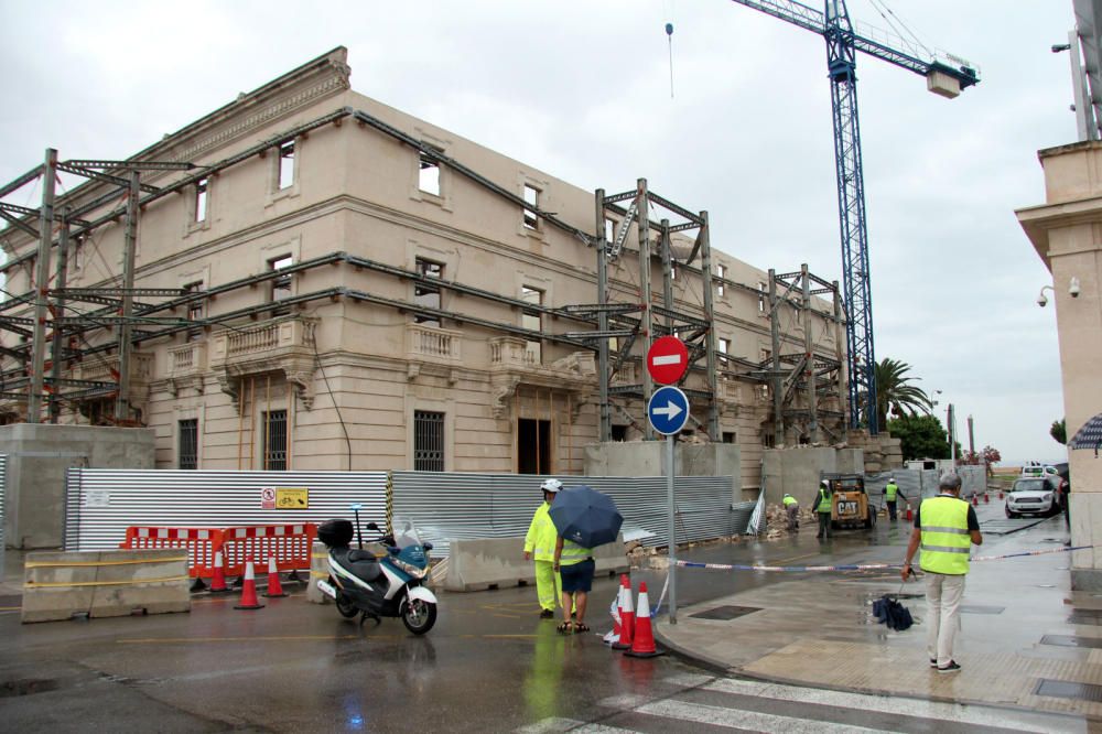 Se desploma una cornisa de 55 metros de la antigua sede de la Autoridad Portuaria