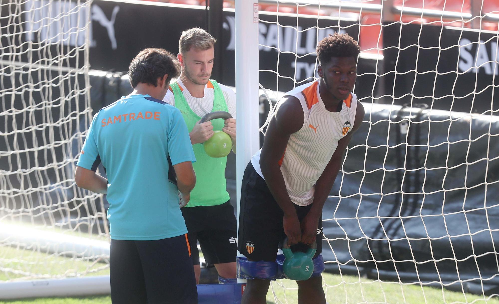 El Valencia CF prepara el partido frente al Real Madrid en Mestalla