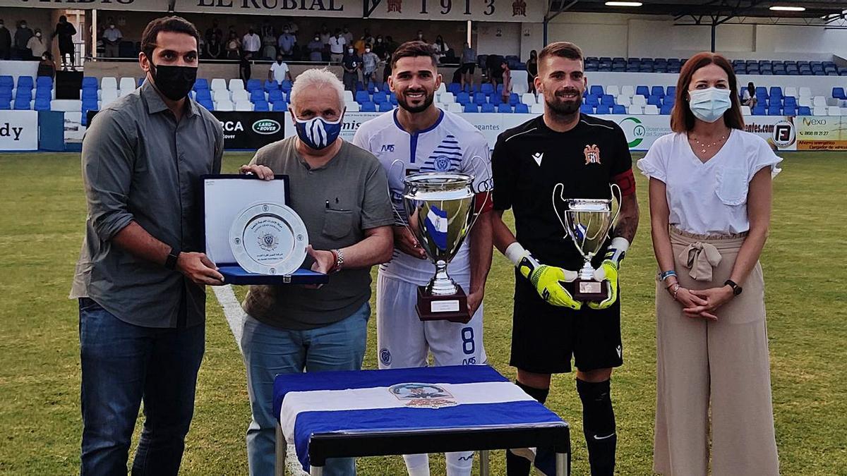 Momento de la entrega de trofeos. | JAIME ZARAGOZA