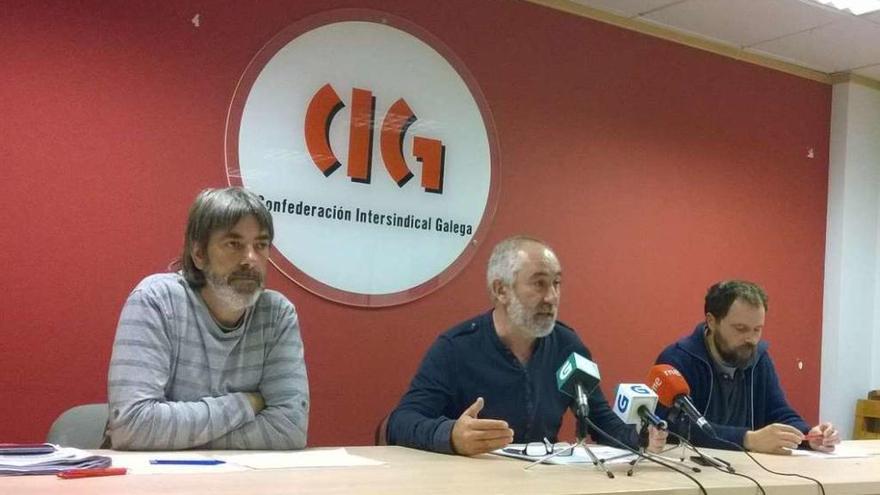 Xoán Xosé Bouzas, en el centro, junto a otros dos sindicalistas, durante la rueda de prensa de ayer.