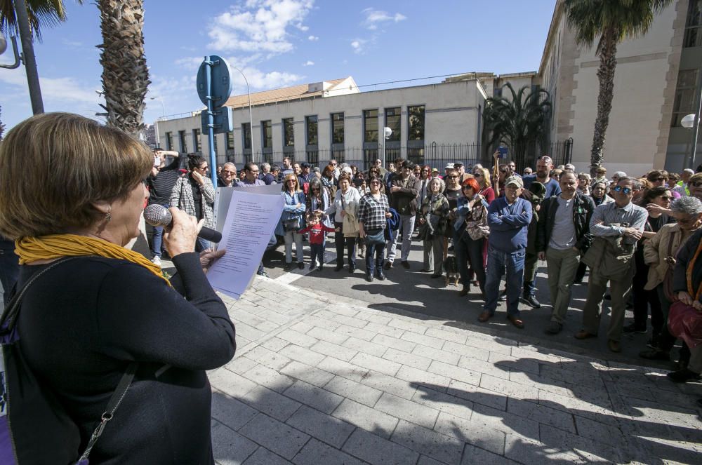 Los vecinos de Benalúa se oponen a convertir el asilo en un centro privado.