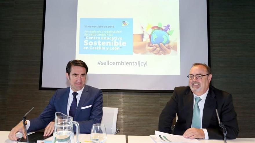 Los consejeros de Fomento y Medio Ambiente, Juan Carlos Suárez-Quiñones, y de Educación, Fernando Rey, presentan el sello ambiental para centros escolares