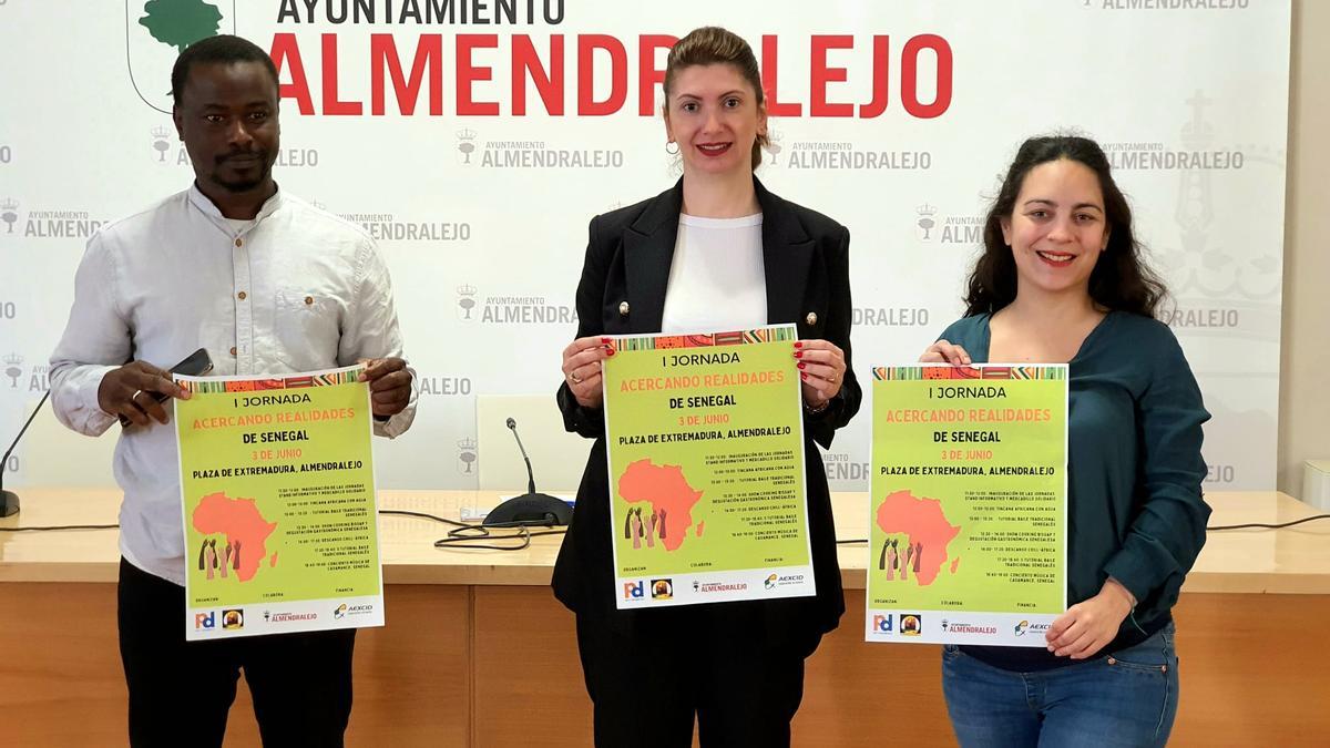 Presentación del programa de cooperación internacional junto a la concejala Isabel Ballesteros.