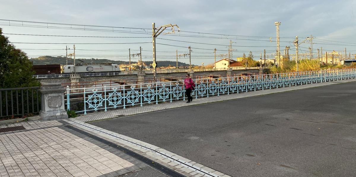 Vista del Puente de Santiago, que cruza el río Bidaso y te lleva de España a Francia, y es otra de las zonas calientes de la delincuencia en Irún.