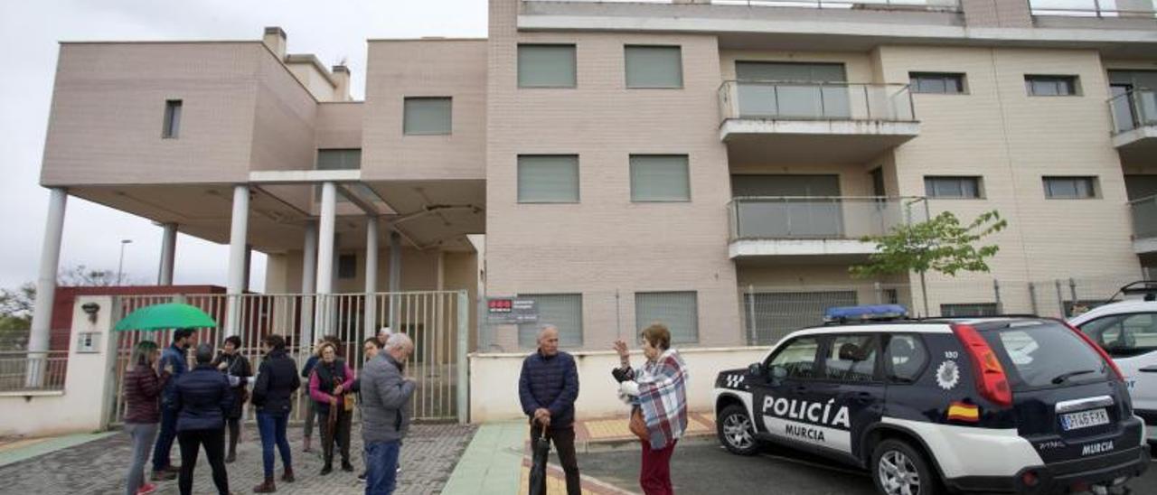 Los vecinos montarán guardia frente al bloque de pisos hasta que una empresa de seguridad controle la zona  | JUAN CARLOS CAVAL