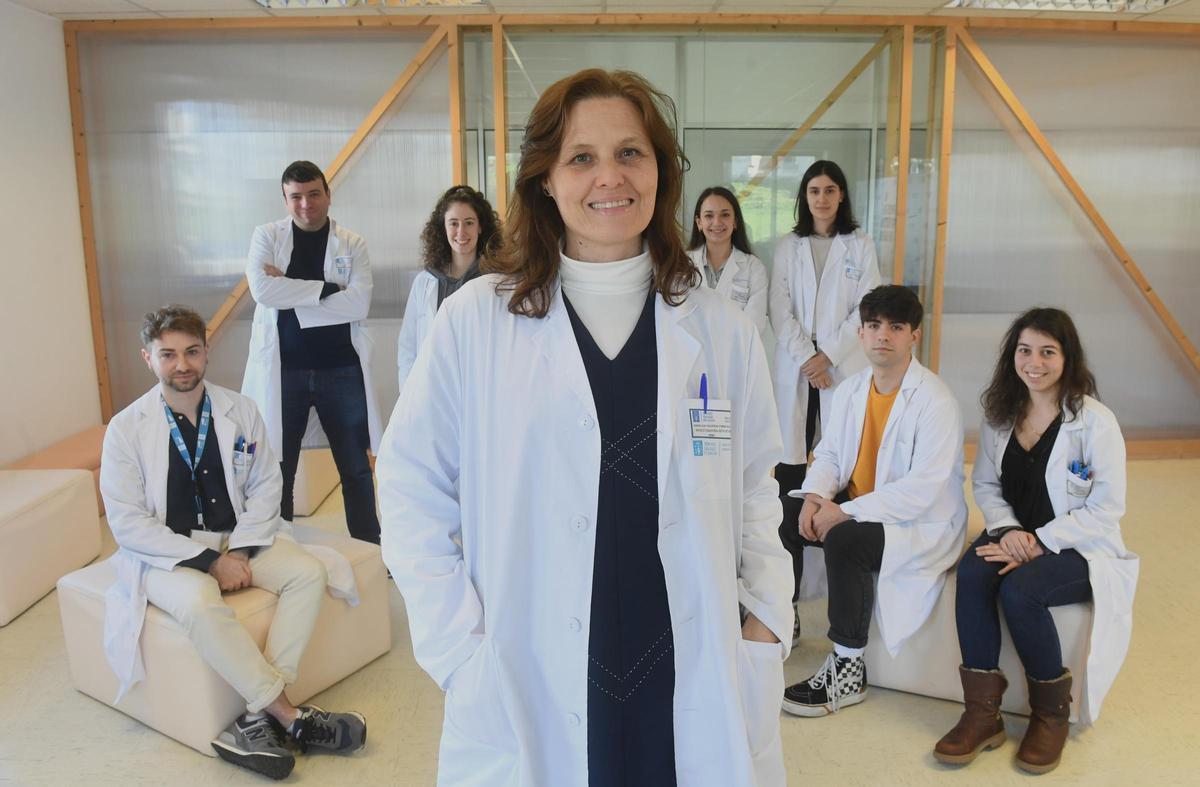 La doctora Angélica Figueroa, con parte de su equipo del Grupo Plasticidad  Epitelial y Metástasis del Inibic-Chuac.