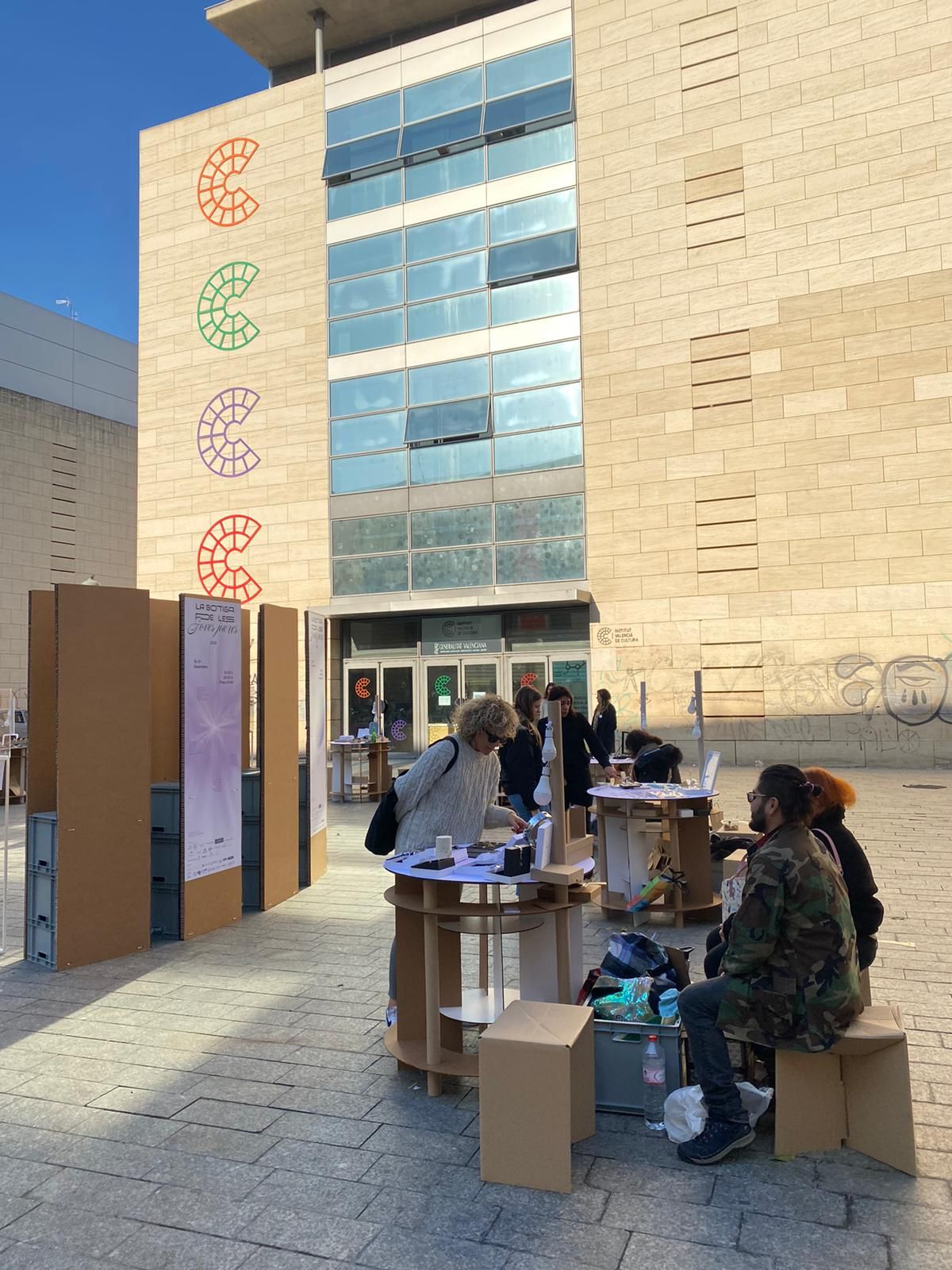 Estudiantes de Joyería enseñan sus diseños en la plaza Viriato de València