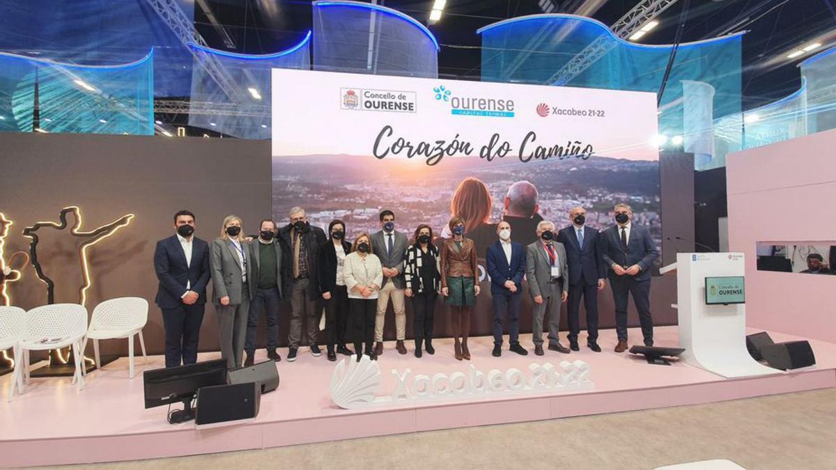 Comitiva institucional, en el stand del Concello de Ourense en Fitur . |   // FDV