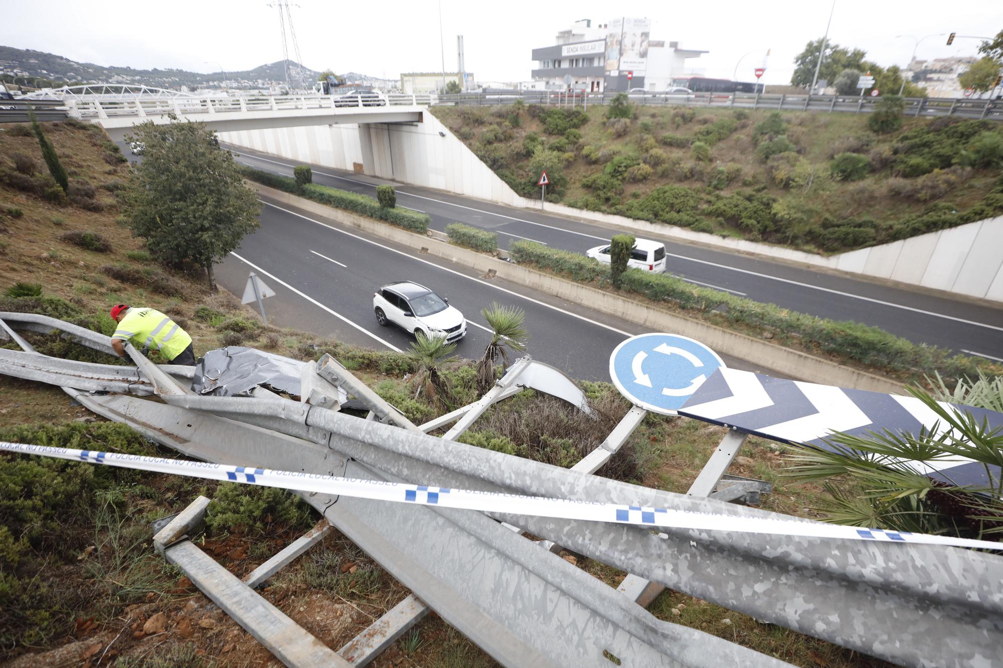 Accidente en Ibiza: un coche choca contra el quitamiedos de una rotonda y cae a la autovía