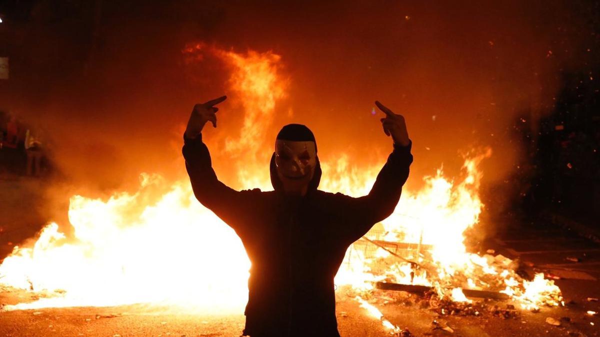 Contenedores quemados en Rambla Catalunya.