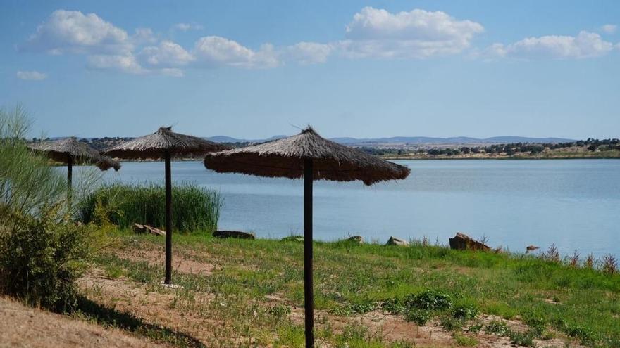 Sanidad vuelve a prohibir el baño en el embalse de La Colada por presencia de cianobacterias