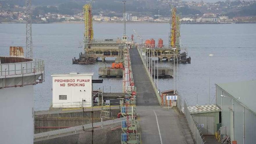 Terminal de Repsol en el puerto interior.