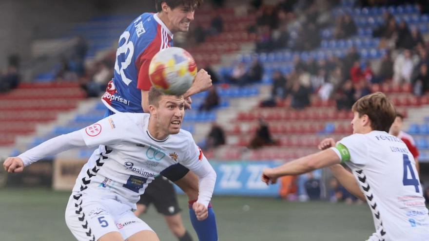 Pablo Pérez trata de rematar un balón, ayer, en el partido contra la Sarriana. |