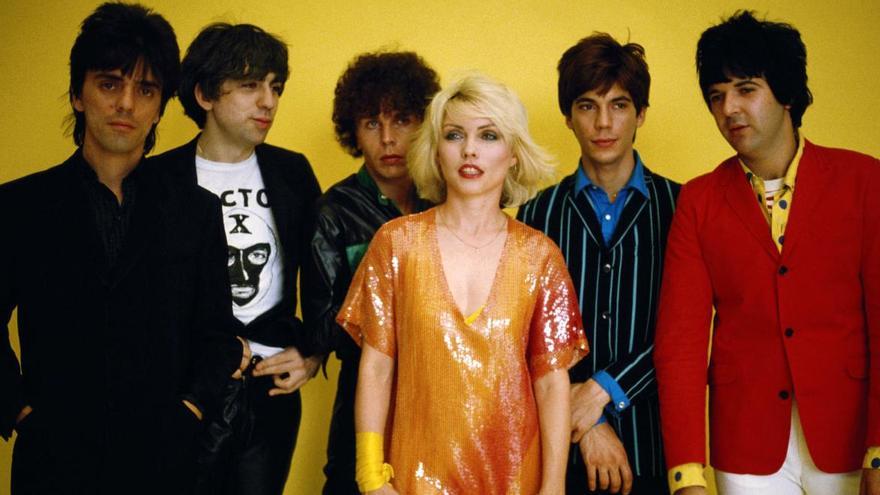Blondie, con Debbie Harry, en el centro, y Clem Burke a la derecha