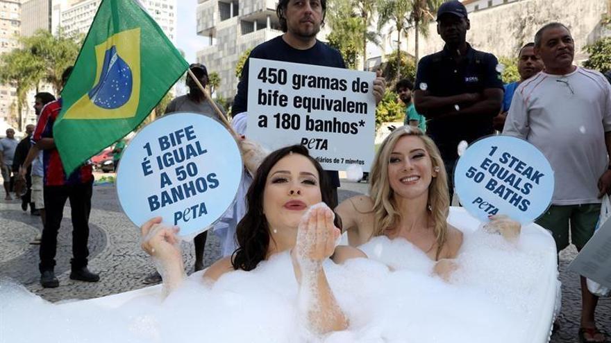 Dos activistas se desnudan en Río para denunciar que la ganadería derrocha agua