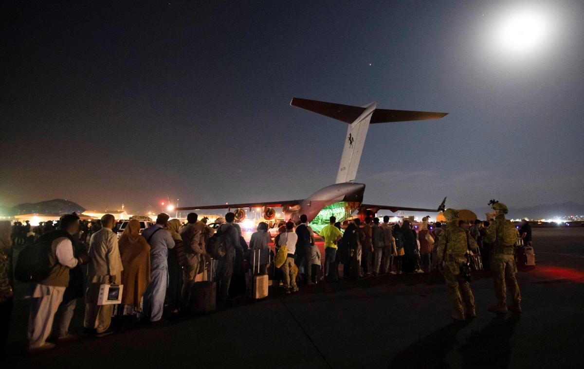 Set afganesos moren esclafats en una allau a l’aeroport de Kabul