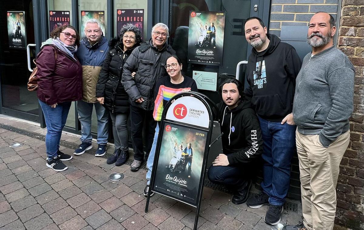 Integrantes de la compañía amateur en Londres junto al cartel promocional de la función. | INFORMACIÓN