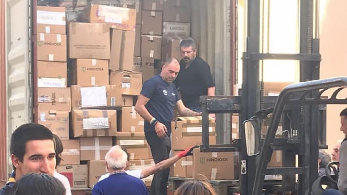 El material humanitario cargado en el camión que partió desde Xàtiva, el sábado.